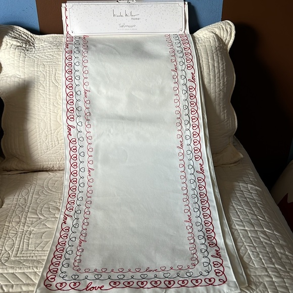 Nicole Miller love table runner - Picture 2 of 2